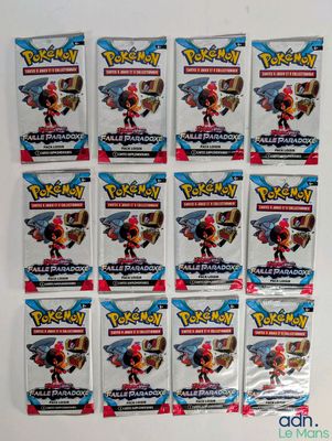 un tas de cartes à collectionner pokemon posées sur une table