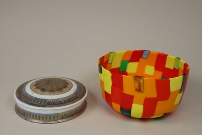 un petit bol et un autre petit bol posés sur une table
