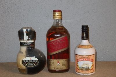 trois bouteilles d'alcool posées les unes à côté des autres sur une table