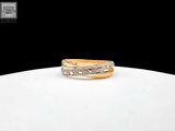 une image d'une bague en or et en diamant sur une surface blanche