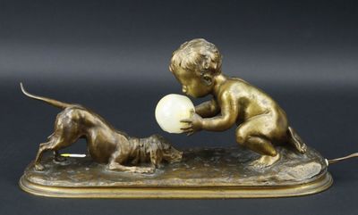 figurine en bronze représentant un garçon jouant avec un ballon en compagnie d'un chien