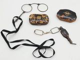 un grand nombre d'objets posés sur une table