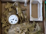 une boîte contenant une horloge, posée sur une table