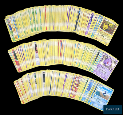 de nombreuses cartes Pokémon sur fond noir