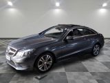 la mercedes cla est garée sur le sol en damier d'un garage