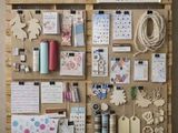une palette en bois sur laquelle sont disposés de nombreux objets d'artisanat
