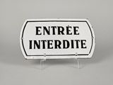 une photo d'un panneau sur lequel est inscrit « entrée interdite »