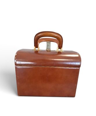 porte-documents en cuir marron sur fond blanc, avec une découpe pour la poignée