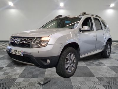 une photo d'une dacia argentée garée dans une pièce
