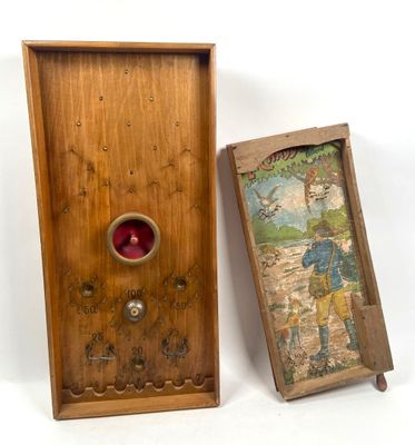 une boîte en bois sur laquelle est représenté un homme et une boîte sur laquelle est représenté un homme
