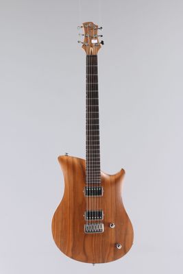 un gros plan d'une guitare en bois sur fond blanc