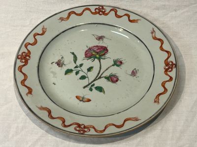 une assiette blanche avec un motif floral