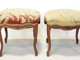 paire de tabourets de style Louis XV avec assises rembourrées