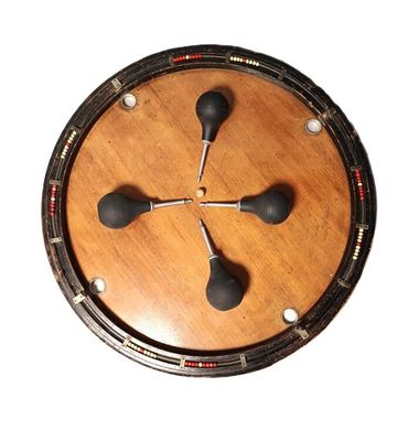 une horloge en bois munie de quatre boutons noirs