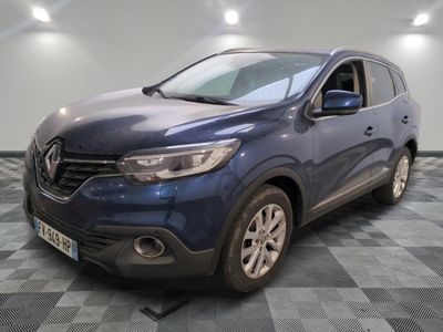 la voiture bleue est garée sur le sol en damier d'un garage