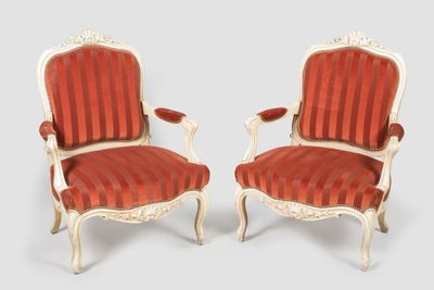 paire de fauteuils de style Louis XV avec assises rembourrées de velours rouge