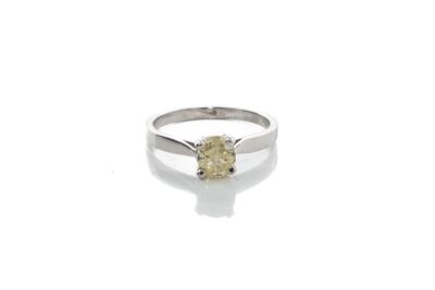 gros plan d'une bague en diamant sur une surface blanche