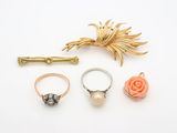 trois bagues, une rose et une broche en or