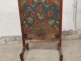une image d'une chaise avec un dossier rembourré à motifs floraux