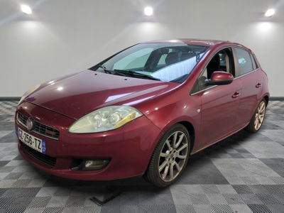 la voiture rouge est garée dans le garage sur le sol en damier
