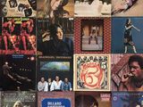 un collage de différentes pochettes d'albums accrochées au mur