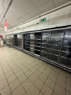de nombreux réfrigérateurs vides dans un magasin désert