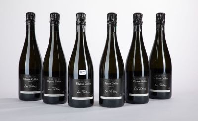 six bouteilles de vin alignées sur une table