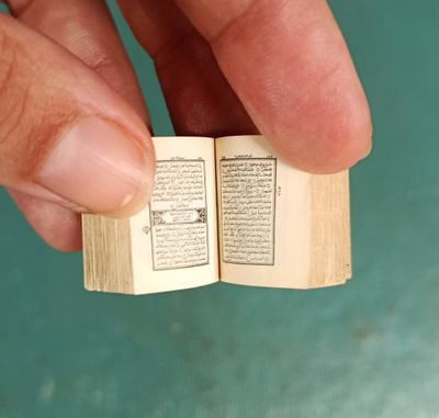 une personne tenant un livre ouvert à la main