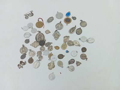 une photo montrant un tas de pièces de monnaie posées sur une surface blanche