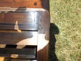 l'ombre d'une personne assise sur un banc dans l'herbe