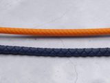 deux bracelets en cuir tressé orange et bleu, avec des fermoirs en argent