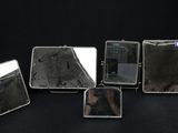 six miroirs carrés posés les uns à côté des autres sur une table noire