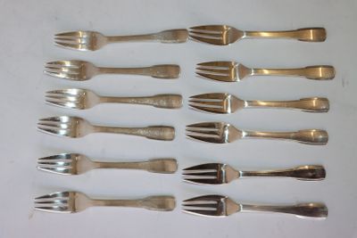 a lot of forks that are sitting on a table