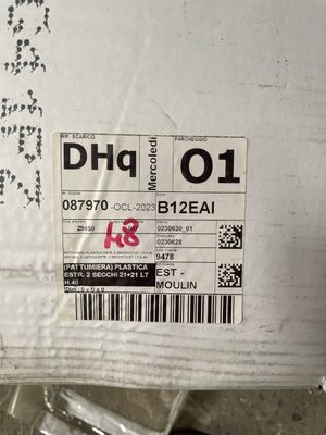 une boîte sur laquelle est apposée une étiquette portant la mention « phq 01 »