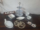 une table en bois sur laquelle sont posées des assiettes, des bols et un présentoir à gâteaux