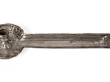 une image représentant une assiette en argent munie d'une poignée, sur fond blanc