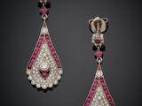 une paire de boucles d'oreilles en rubis et diamants