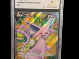 une image d'une carte Pokémon dans un étui en plastique