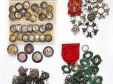 un grand nombre d'objets posés sur une table
