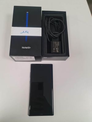 une boîte contenant un chargeur et un chargeur à l'intérieur