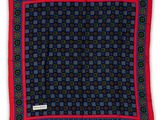 une écharpe à carreaux rouges, bleus et verts, bordée de rouge
