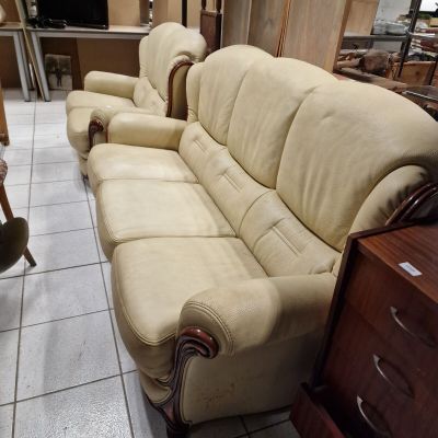 un canapé qui se trouve dans une pièce où il y a une chaise
