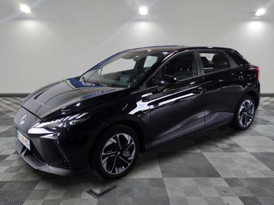 Une Toyota C-HR noire est garée sur un sol à damier.