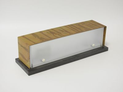une vitrine en verre avec un socle en bois sur fond blanc