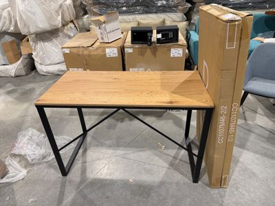 une table sur laquelle se trouvent de nombreuses boîtes