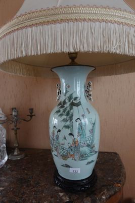 une lampe posée sur une table et munie d'un abat-jour