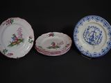 trois assiettes ornées de motifs d'oiseaux et de fleurs sur un fond noir