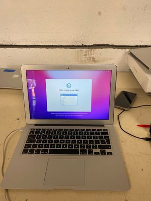 un ordinateur portable posé sur un bureau avec une souris