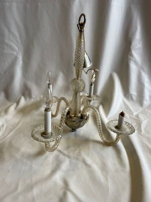 une image d'un lustre en verre