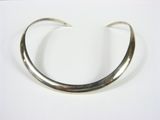 bracelet plaqué argent au motif incurvé sur un fond blanc